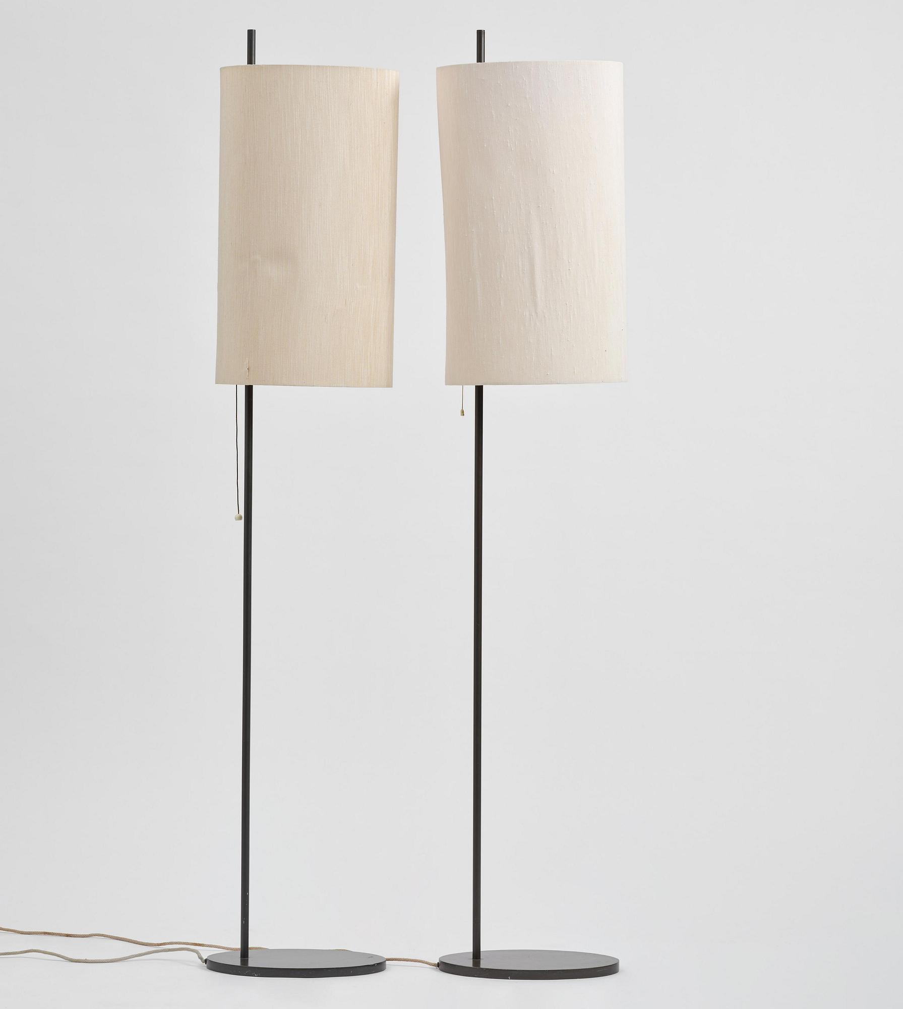 Arne Jacobsen, golvlampor, ett par, "AJ Royal", Louis Poulsen, Danmark, 1960-tal.
