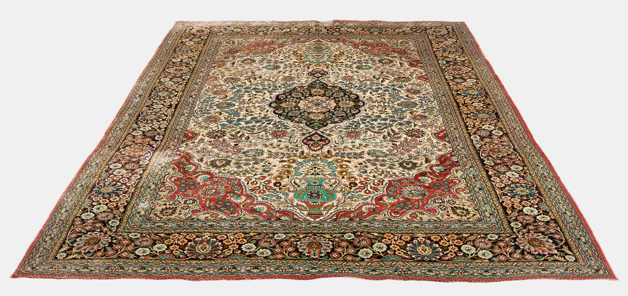 Matta, orientalisk, silke. Ca 273 x 185 cm.