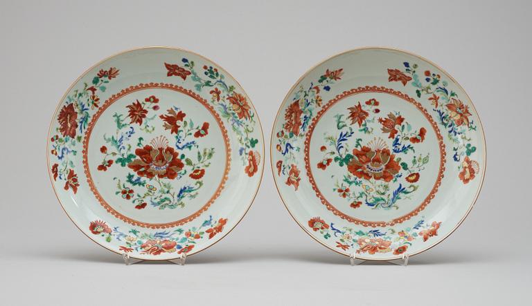 SKÅLFAT, ett par, porslin. Qing dynastin Qianlong (1736-95).