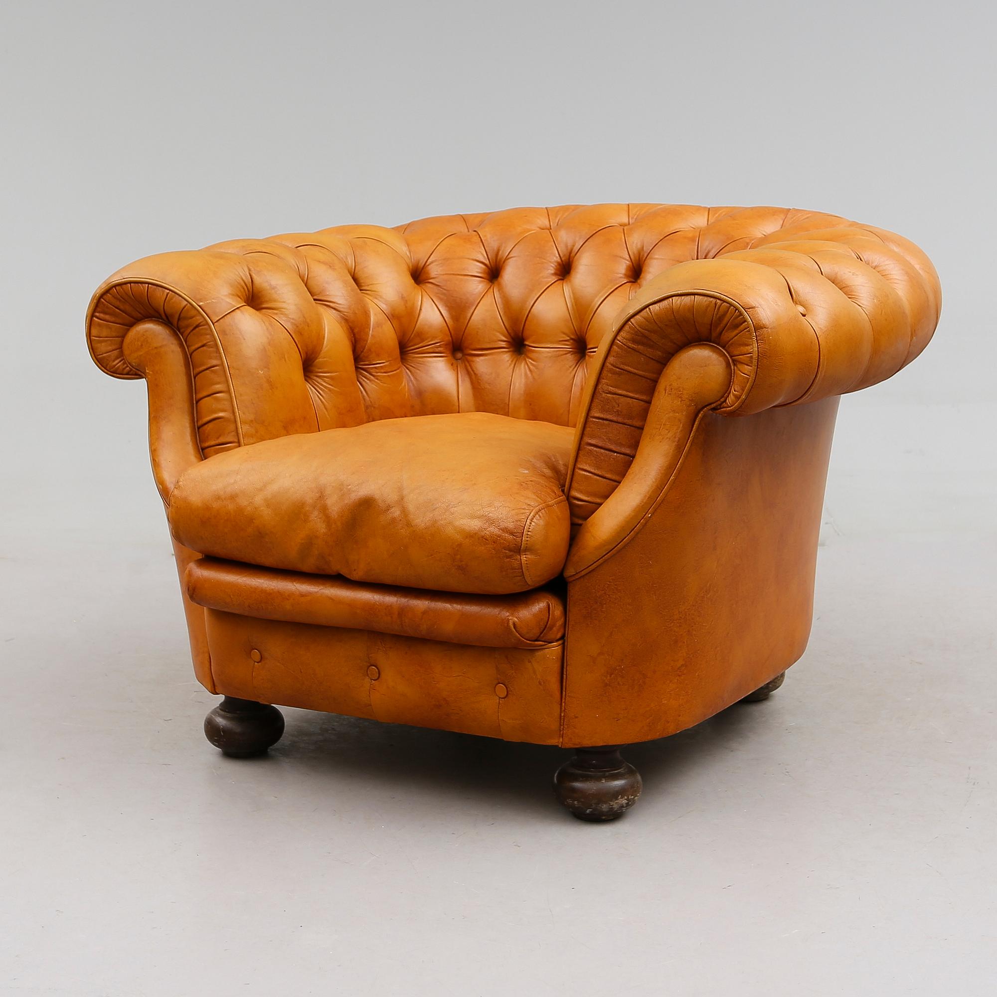 FÅTÖLJ, Chesterfield-modell, 1900-talets andra hälft.