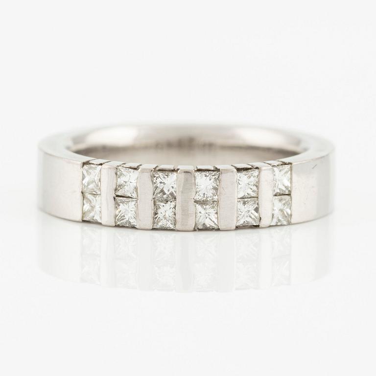 Ring in 18K white gold with princess cut diamonds.