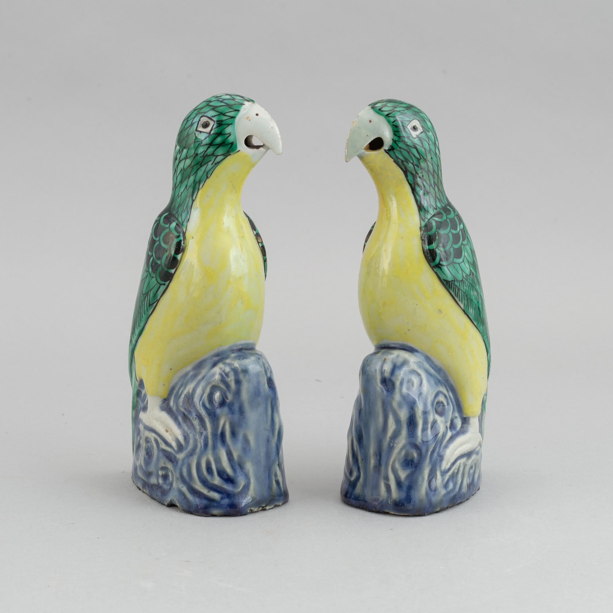 A pair of chinese famille verte porcelain parrots, late Qing dynasty, 19th century.