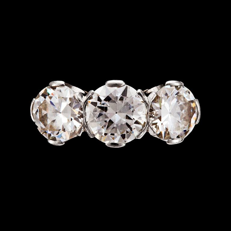 RING, 3 briljantslipade diamanter, tot. ca 2.50 ct, CG Hallberg, Stockholm, 1933.