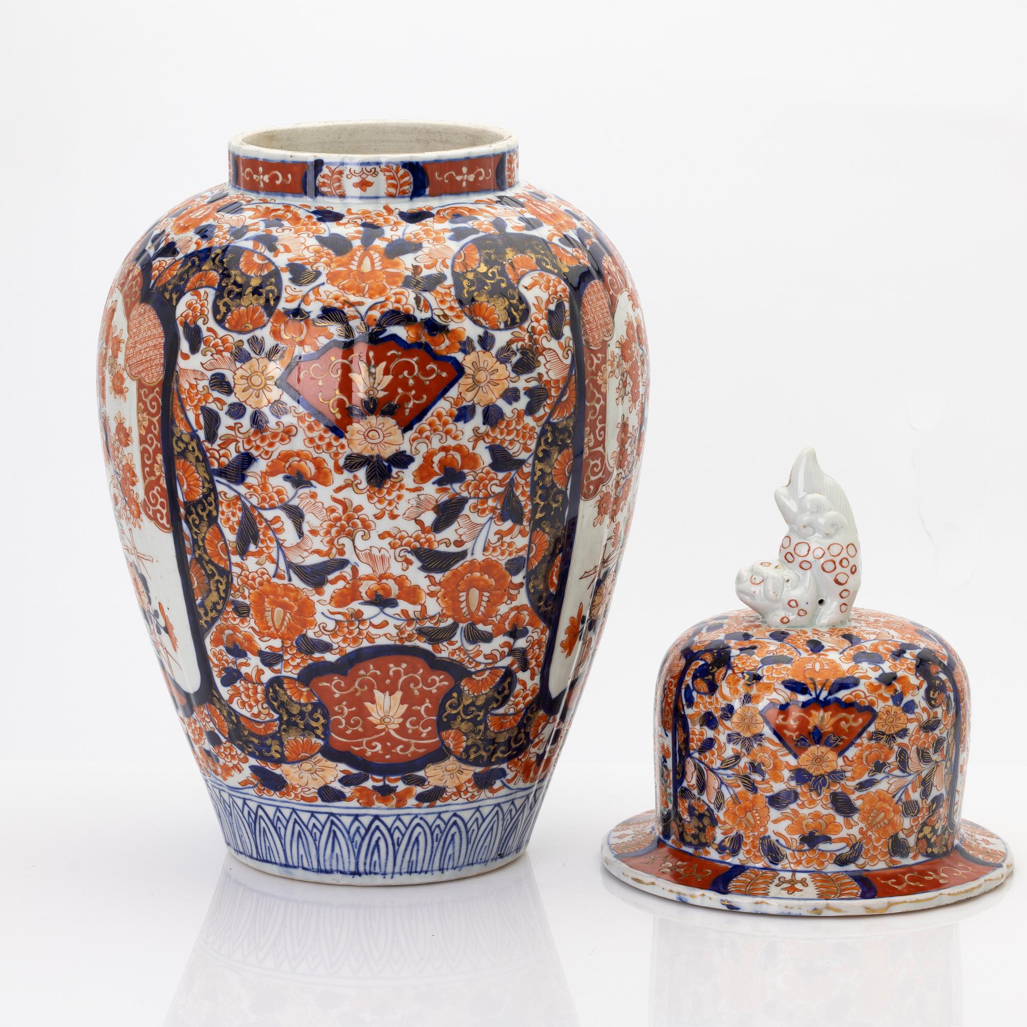 Lidded urn, Japan, 19th/20th century.