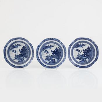 A group of 17 Chinese blue and white plates and a tureen dish, Qing dynasty, Qianlong (1736-95) and Jiaqing (1795-1820).