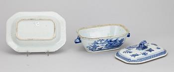 SMÖRTERRIN MED FAT, porslin, Qianlong, Kina 1700-tal.