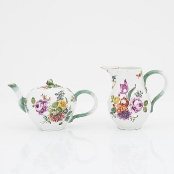 A Meissen porcelain teapot and creamer, Punktzeit (1756-1773).