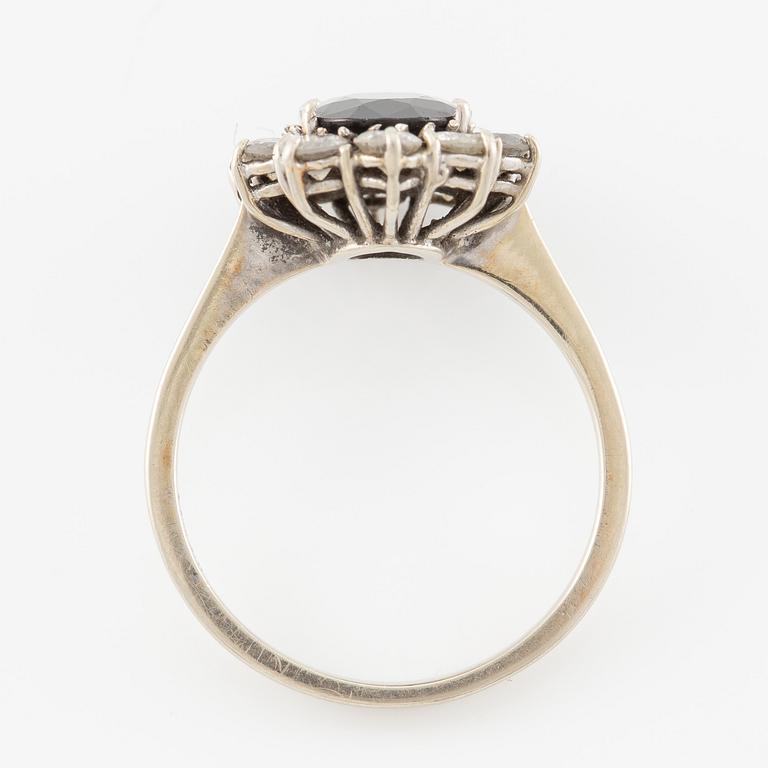 Ring, carmosé, 18K vitguld med mörk safir och briljantslipade diamanter.