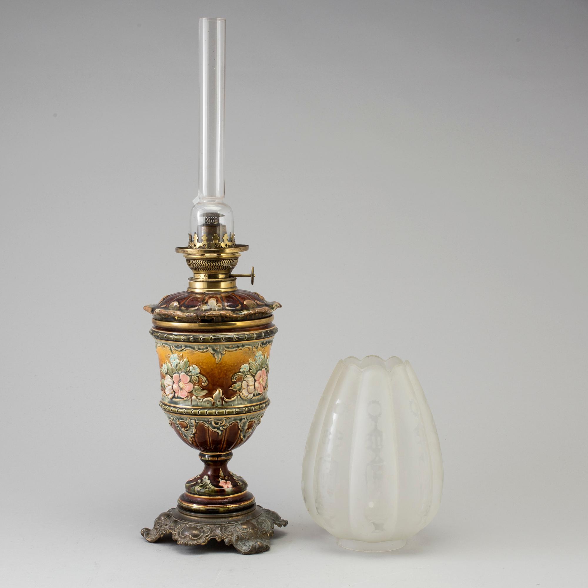 FOTOGENLAMPA, majolika, omkring 1900.