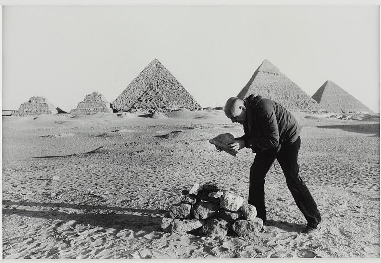 Duane Michals, "I Build a Pyramid", 1978.