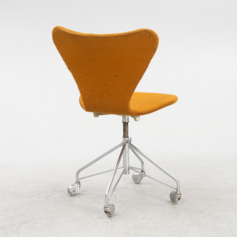 Arne Jacobsen, skrivbordsstol "Sjuan", Fritz Hansen Danmark, 1950-60-tal.