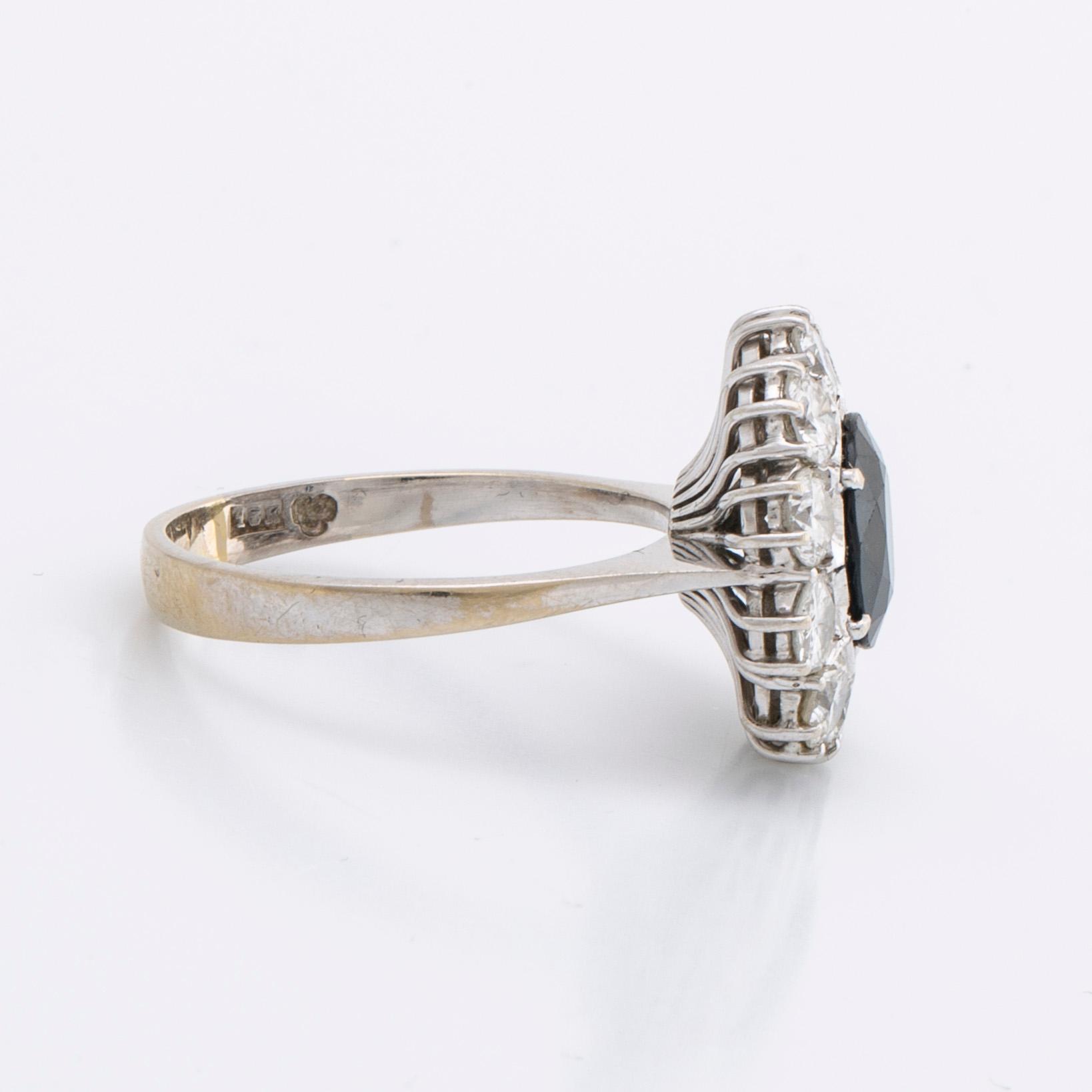 SAPPHIRE RING 18K whitegold 1 sapphire approx 9 x 7 mm and brilliant-cut diamonds approx 1,5 ct.