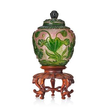 927. A peking glass jar with cover, Qing dynasty, with Qianlongs four character mark.