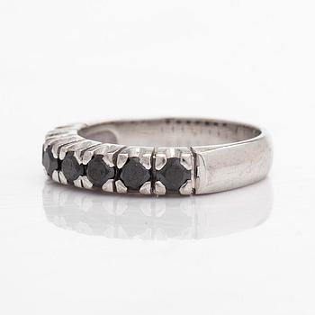 Ring, 14K vitguld med svarta briljantslipade diamanter, finska stämplar 2015.