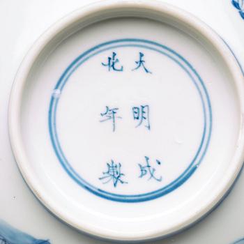 A blue and white bowl, Qing dynasty, Kangxi (1662-1722).