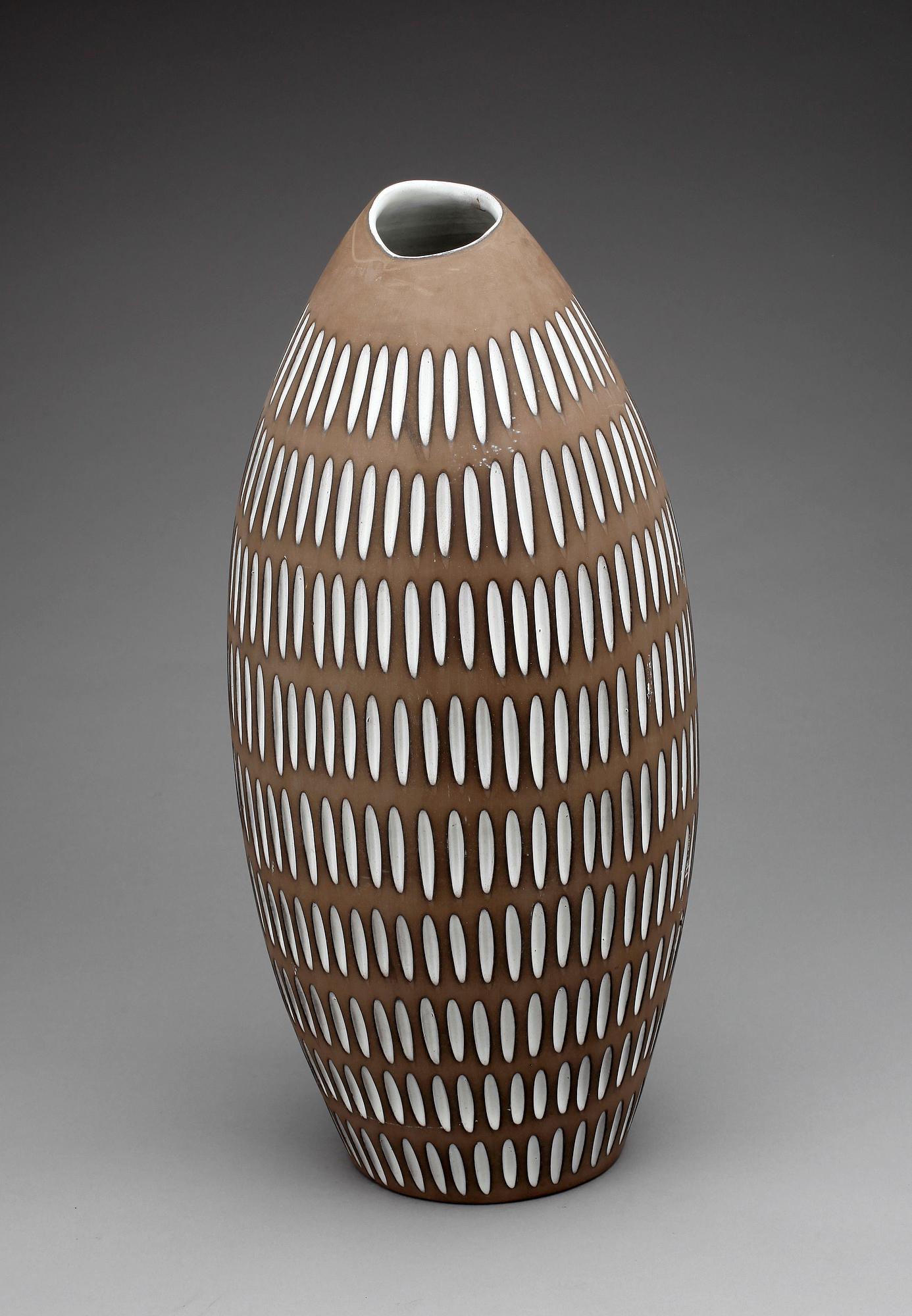 GOLVVAS, keramik "Negro", nr 2137, Ingrid Atterberg, Upsala Ekeby, 1950-60-tal.