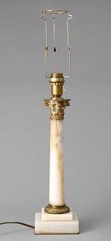 BORDSLAMPA, onyxmarmor, 1900-talets mitt.