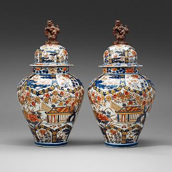 A pair of  imari vases with covers, Samson, 1800-tal.