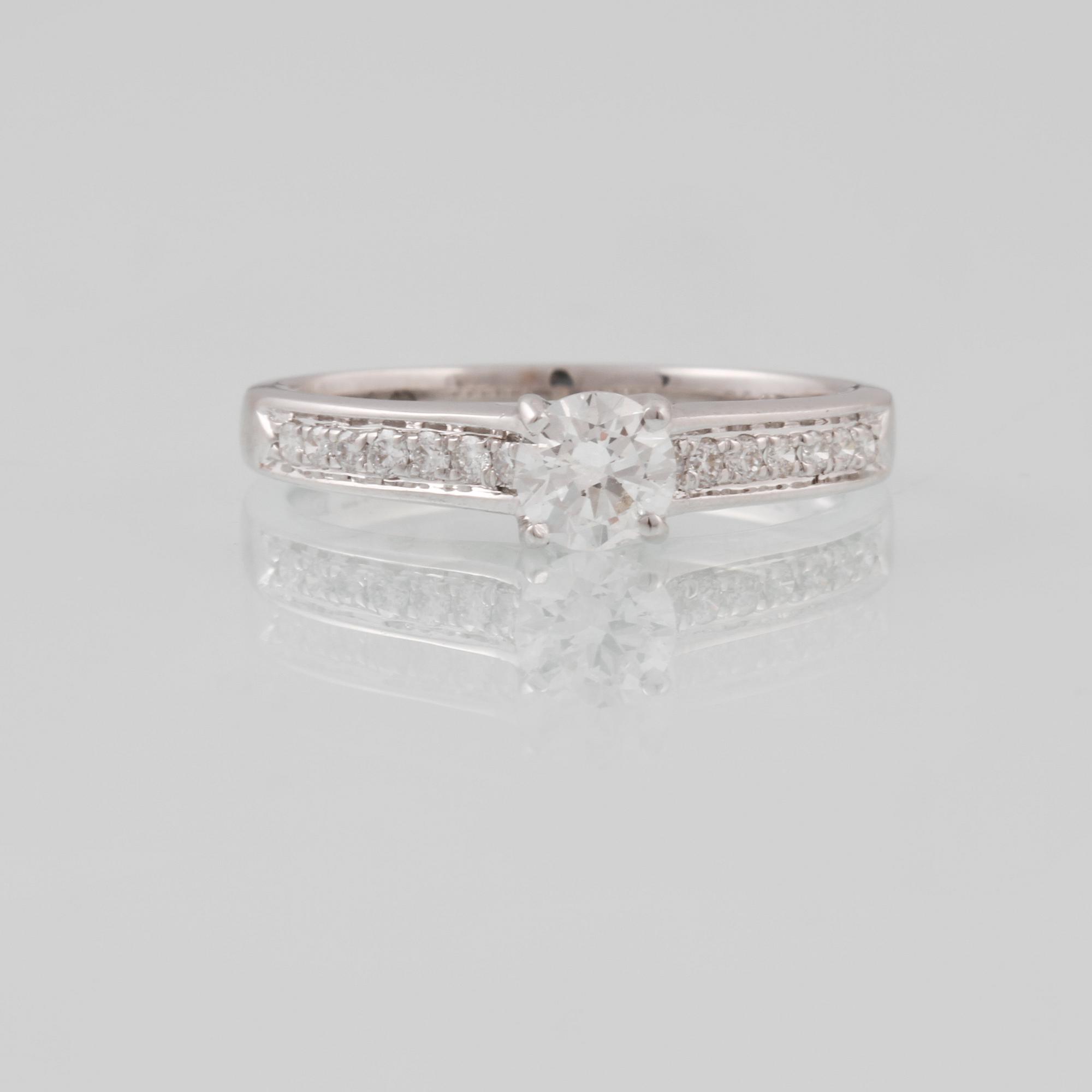 RING, 18K vitguld med briljantslipad diamant ca 0.42 ct. Vikt 3,5 gram.
