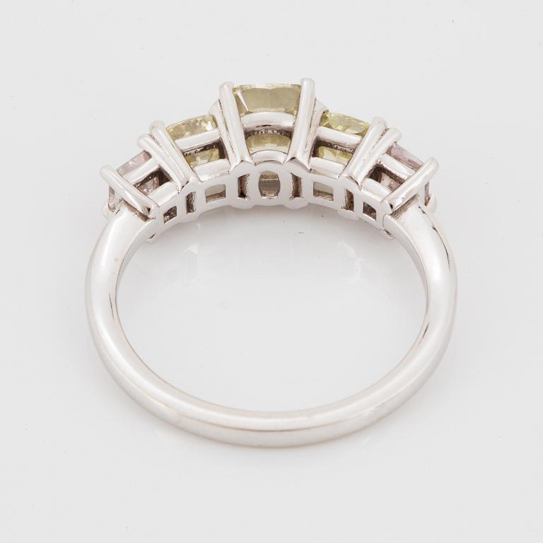 RING, med diamanter, mittsten 1,24 ct med GIA certifikat.