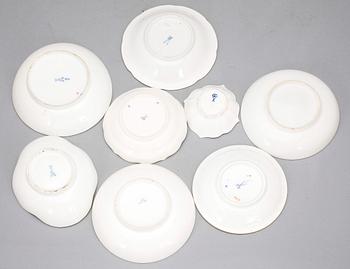 SAMLING KAFFEKOPPAR MED FAT, 8 st, Meissen resp Meissenliknande märken, 1700/1800-tal till tidigt 1900-tal.