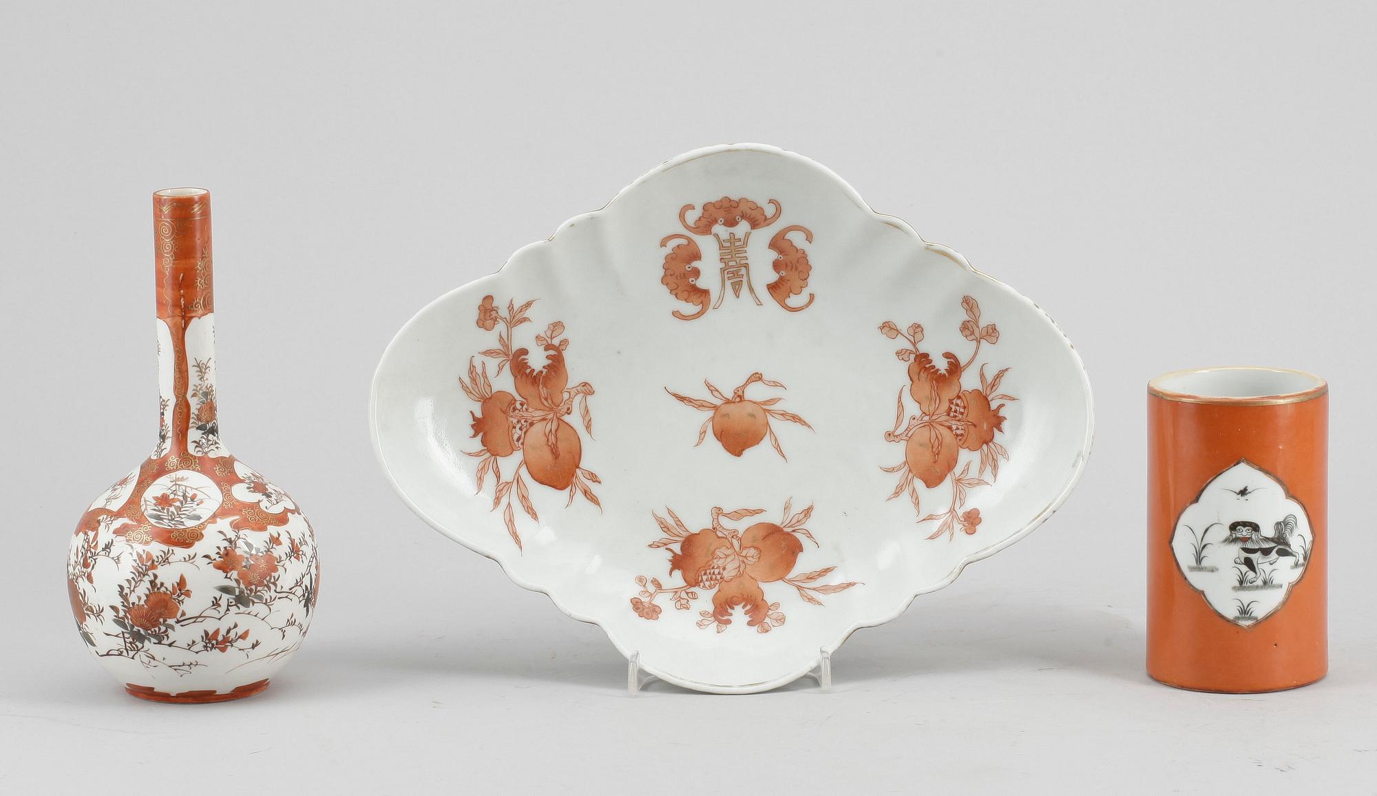 VASER, 2 st samt FAT, porslin, Kina, 1900-tal.