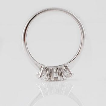 RING, 18K vitguld med briljantslipade diamanter ca 0.78 ct. Vikt 3,8 gram.