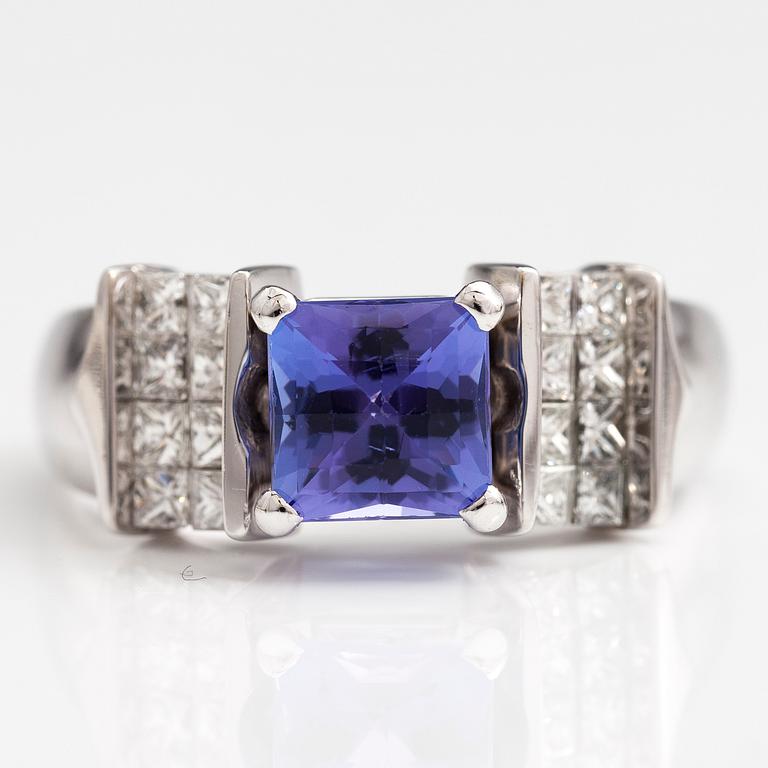 RING, 14K vitguld, tanzanit ca 2.76 ct, princesslipade diamanter ca 1.46 ct tot.