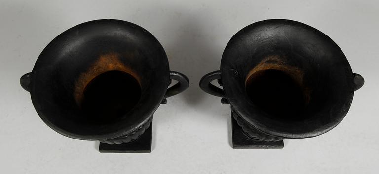 TRÄDGÅRDSURNOR, 1 par, gjutjärn, Stafsjö Bruk.