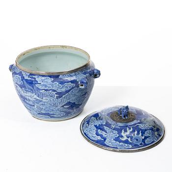 Karott med lock samt vas, porslin. Qingdynastin, 1800-tal.