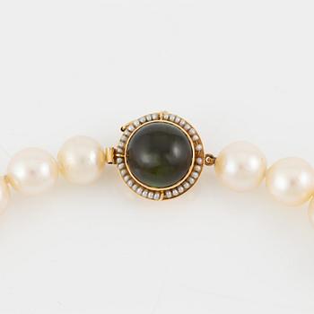 Atelier Stigbert, necklace of cultured pearls and clasp 18K gold with cabochon-cut green tourmaline.