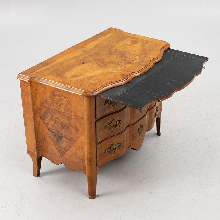 Barock, A late Baroque chest of drawers, 18th century.