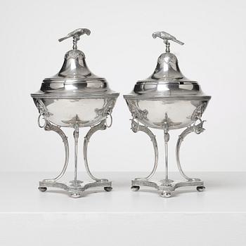 SOCKERSKÅLAR PÅ FOT, ett par, silver, empirestil, CG Hallberg, Stockholm 1916. Vikt tot ca 1100 gram.