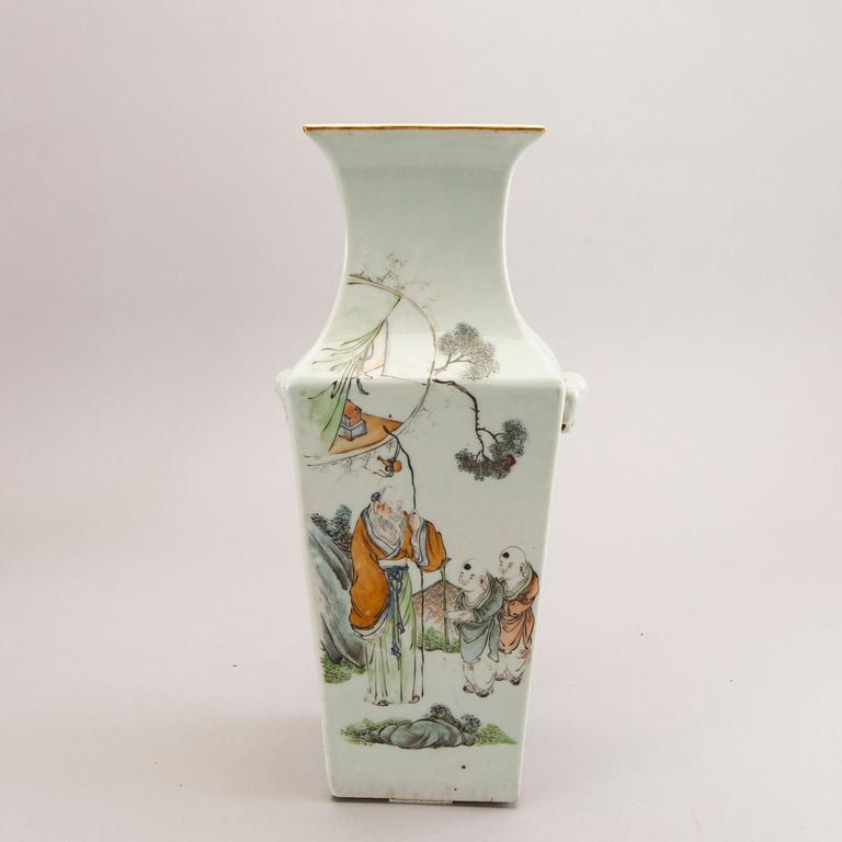 A Chinese porcelain vase, Qing dynasty, Guangxu (1875-1908.