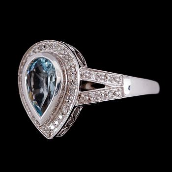 RING, 14 k vitguld, ljusblå topas, briljantslipade diamanter tot ca 0.12 ct.