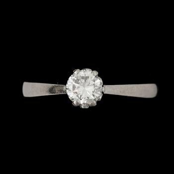 RING, 18 k vitguld med briljantslipad diamant ca 0,53 ct. Vikt ca 2 g.