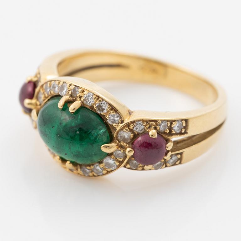 Ring, 18K guld med cabochonslipad smaragd och rubiner samt briljantslipade diamanter.