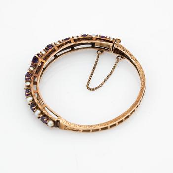 Armring, guld med ametister och pärlor.