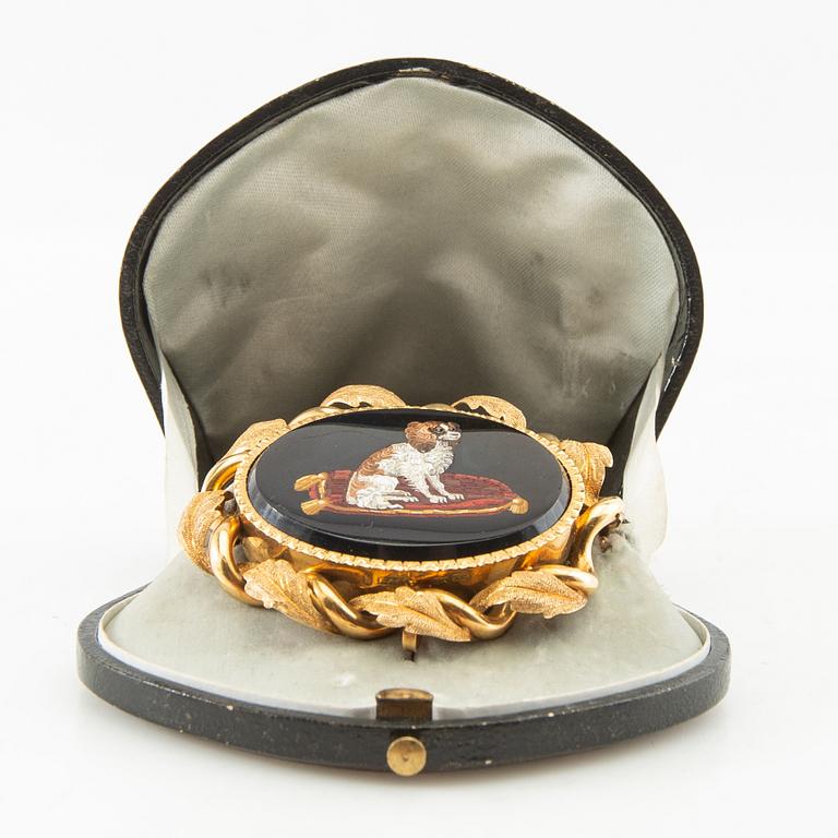 Gustaf Adolf Cedergren, brooch 18K gold with micro-mosaic of a Cavalier King Charles Spaniel and original case, 19th century.