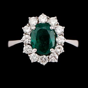 RING, 18 k vitguld, smaragd och briljantslipade diamanter. Vikt 4,5 g.