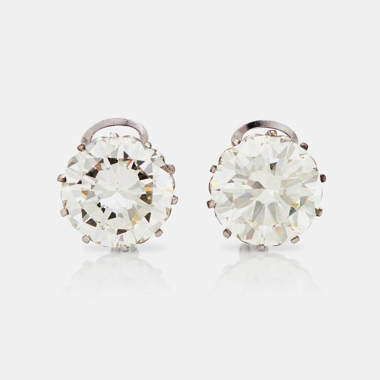 ÖRHÄNGEN med briljantslipade diamanter 7.15 och 7.09 ct.