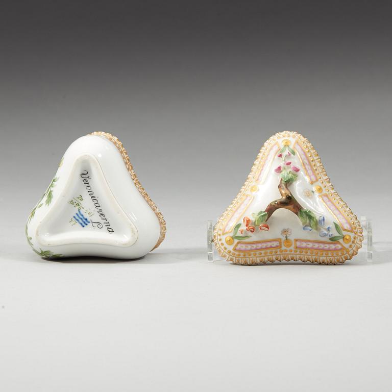 CREMEKOPPAR med FAT, 12 stycken, porslin. "Flora Danica", Royal Copenhagen, Danmark, 1900-tal.