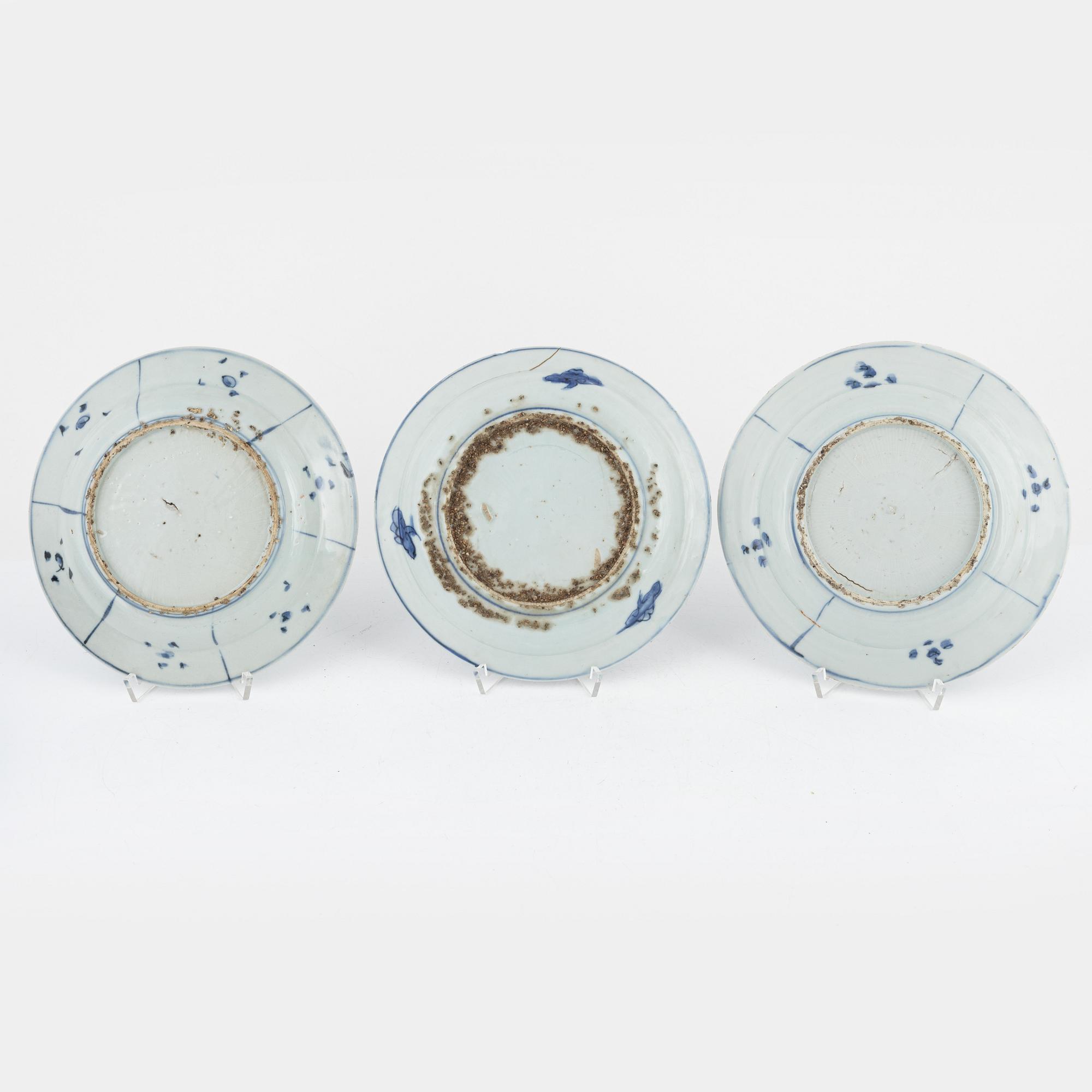 Six blue and white porcelain plate and two small bowl, Ming dynasty, Wanli (1572-1620).