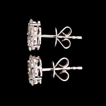ÖRHÄNGEN, 1 par, 18 k vitguld, 14 briljantslipade diamanter tot ca 1.51 ct.
