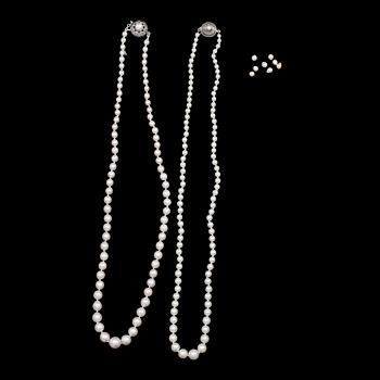 COLLIER, 2 st, odlade pärlor, lås i silver samt pärla, 1900-tal.