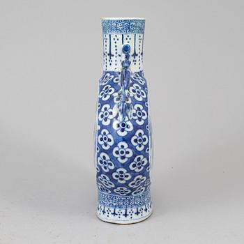 A blue and white moon flask, Qing dynasty, late 19th century.