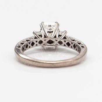 Ring, 18K vitguld, diamanter ca. 1.71 ct tot. Tacori. Med GIA-certifikat.