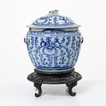 A blue and white food container, late Qing dynasty, circa 1900.