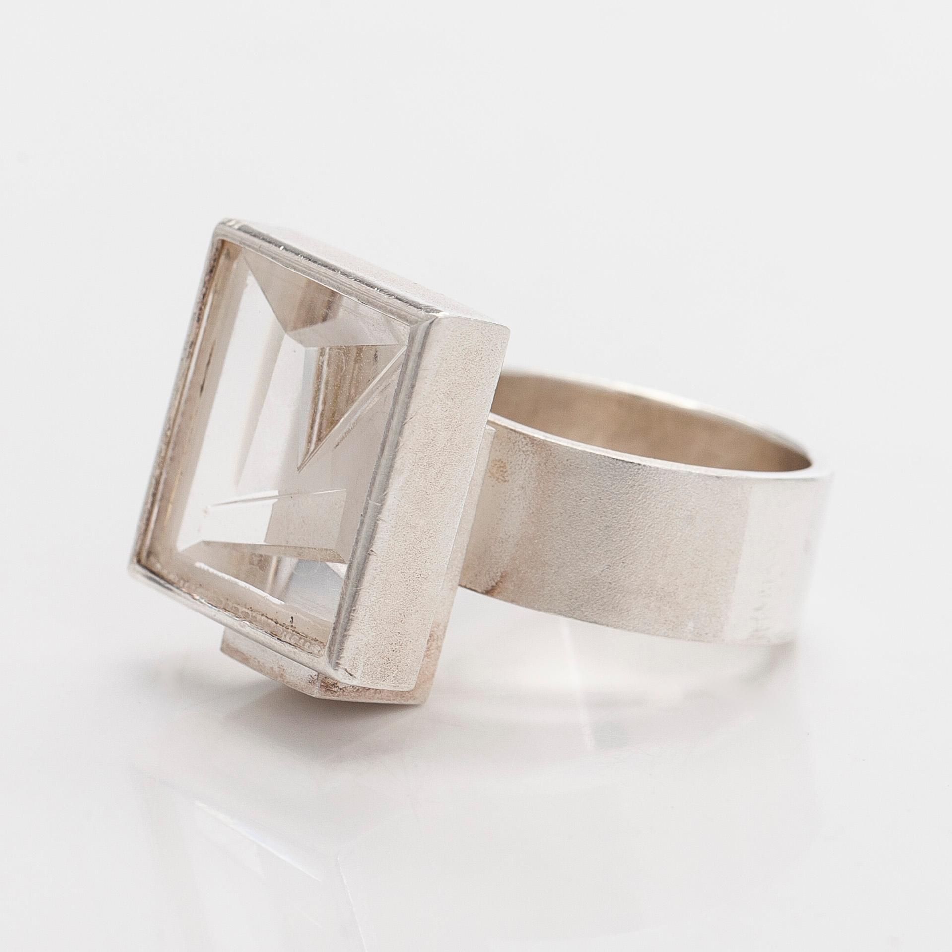 Björn Weckström, sormus, Contempo, viistehiottu vuorikristalli, hopeaa, Lapponia 2009.