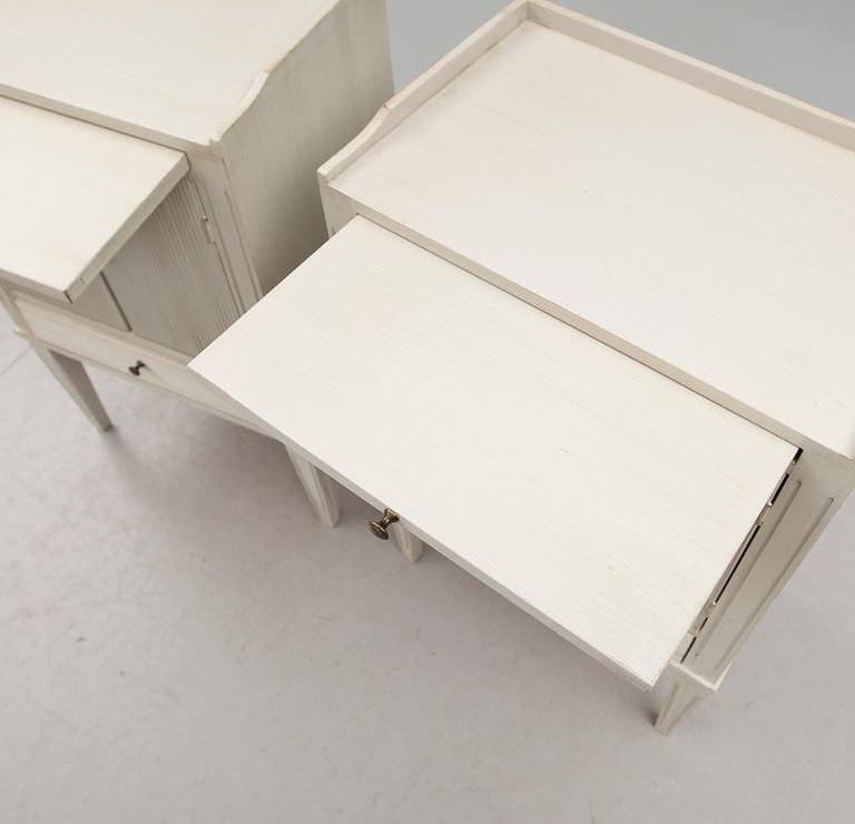 SÄNGBORD, 1 par, gustaviansk stil, 1900-talets andra hälft.